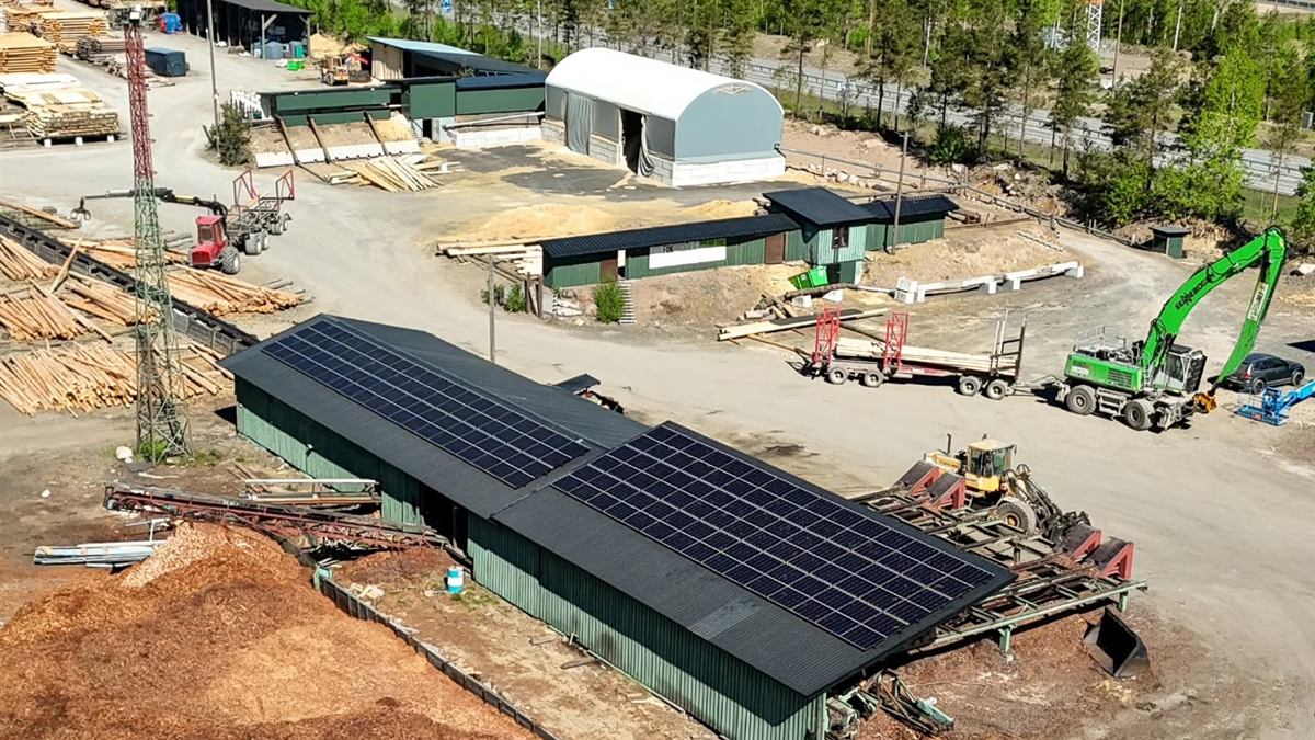 Sähönen Oy:n asentama aurinkovoimala yrityksen tuotantorakennuksen katolla